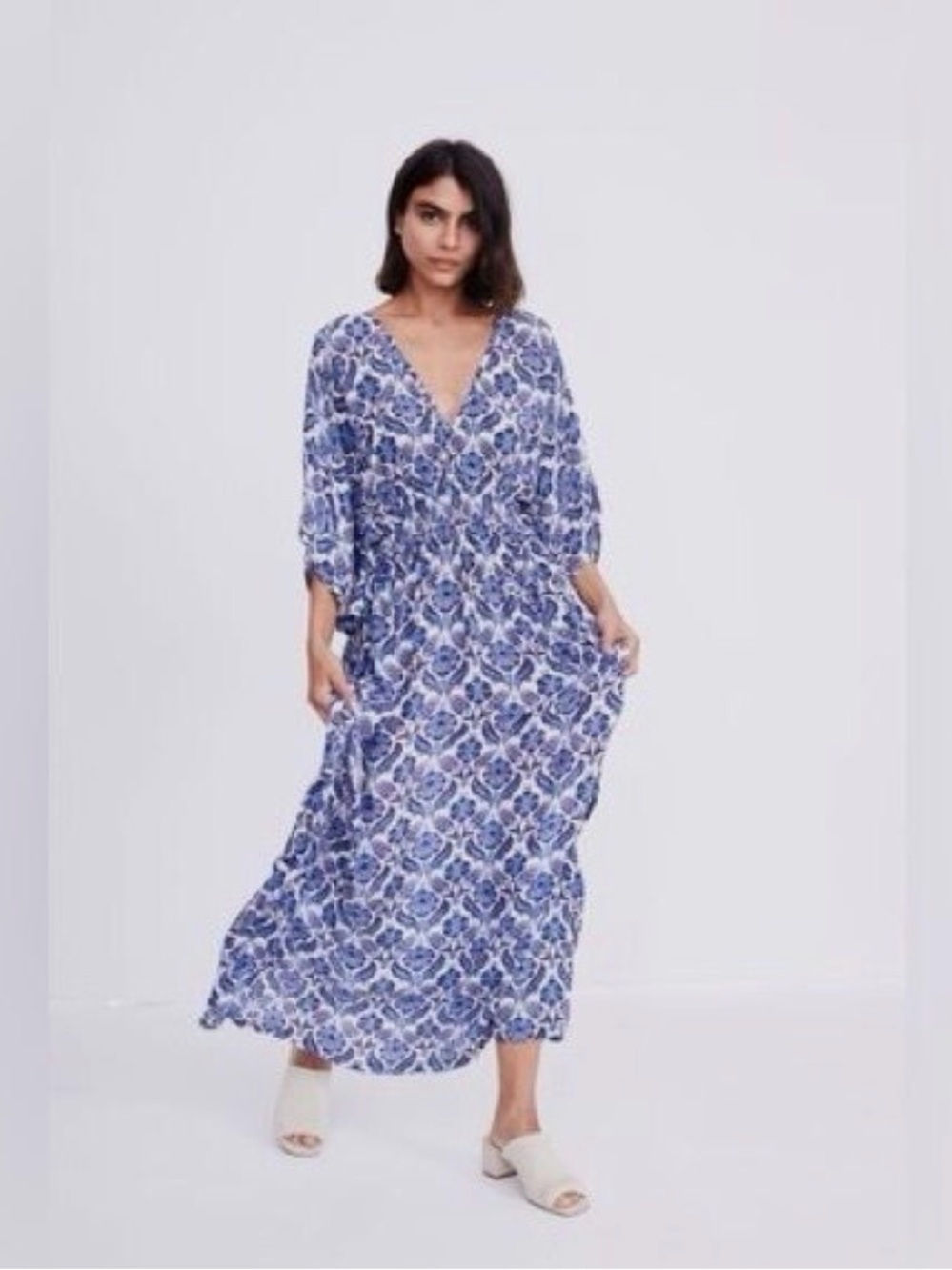 Rujuta Sheth Marie Cinch
Kaftan Blue Lotus Print Maxi Dress
Anthropologie S/M